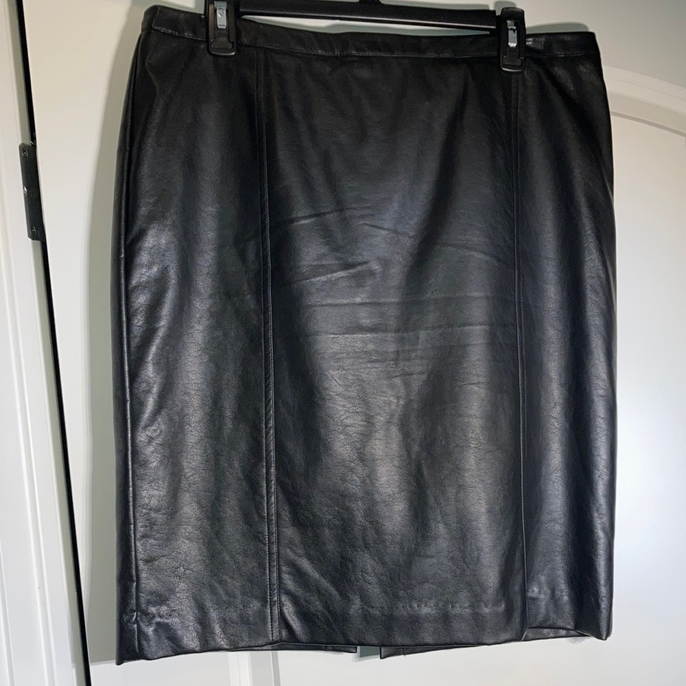 JCPenney Worthington non leather, fully lined skirt, NWT, Size 14.